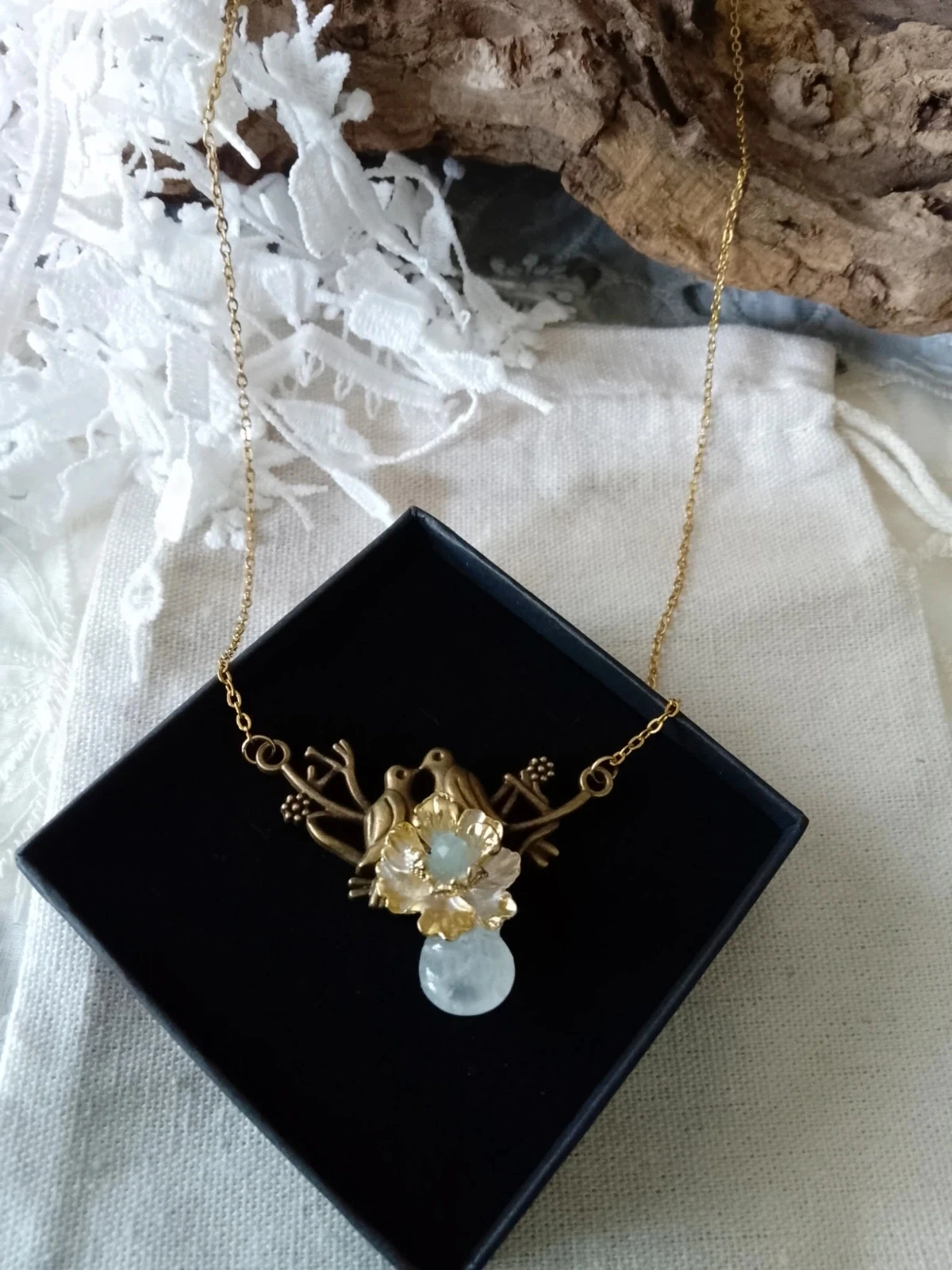 Collier bohème oiseaux fleurs et pierres naturelles